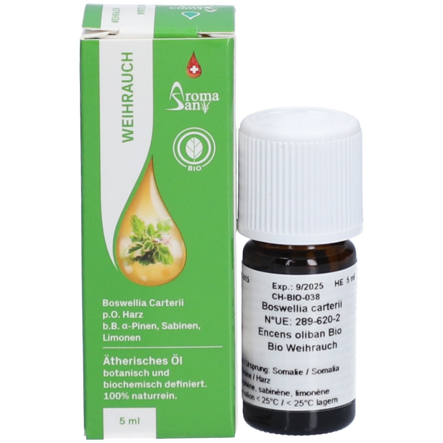 Flacon en verre brun avec bouchon blanc et emballage vert. Emballage avec logo, texte: AromaSan, Bio, Weihrauch, Ätherisches Öl, 5 ml.