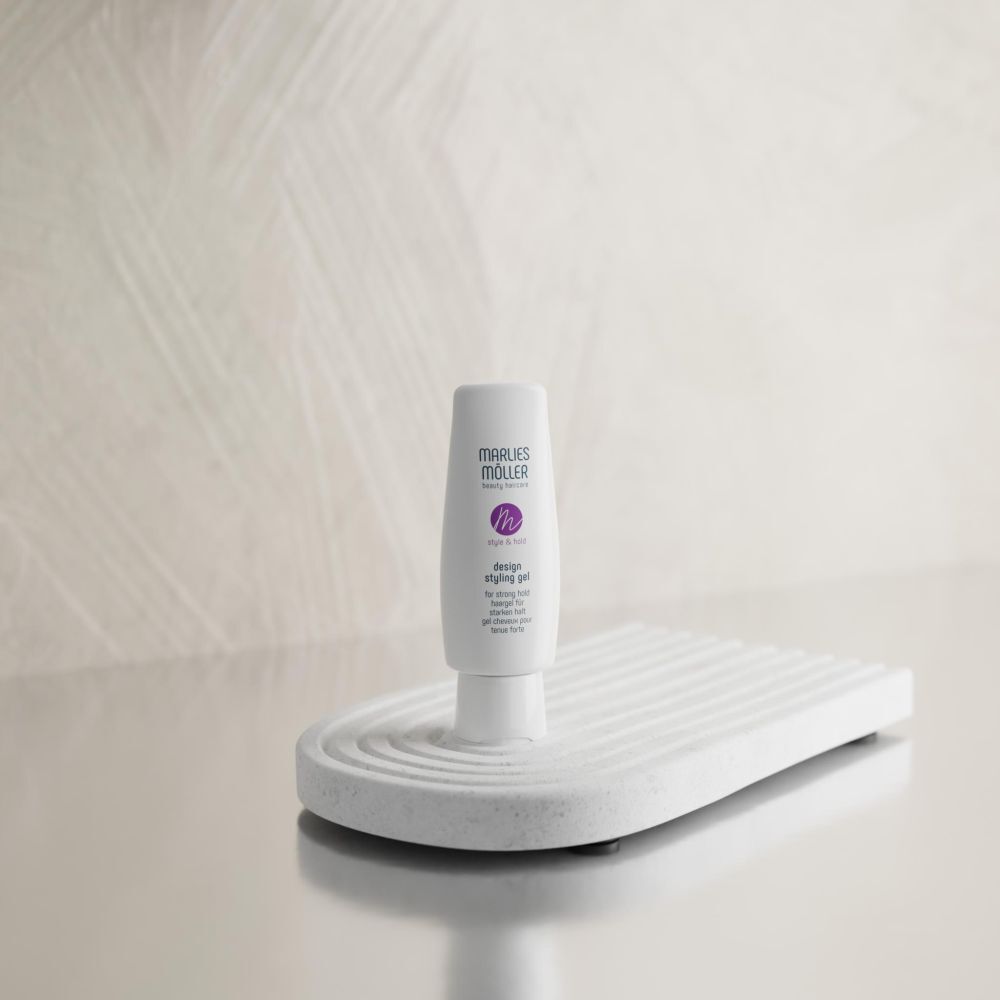 Marlies Möller Design Styling Gel sur un présentoir décoratif.