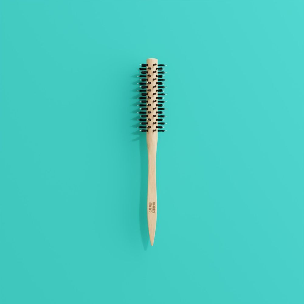 Brosse à cheveux ronde sur fond turquoise. Manche en bois, poils noirs. Pas de marque visible.