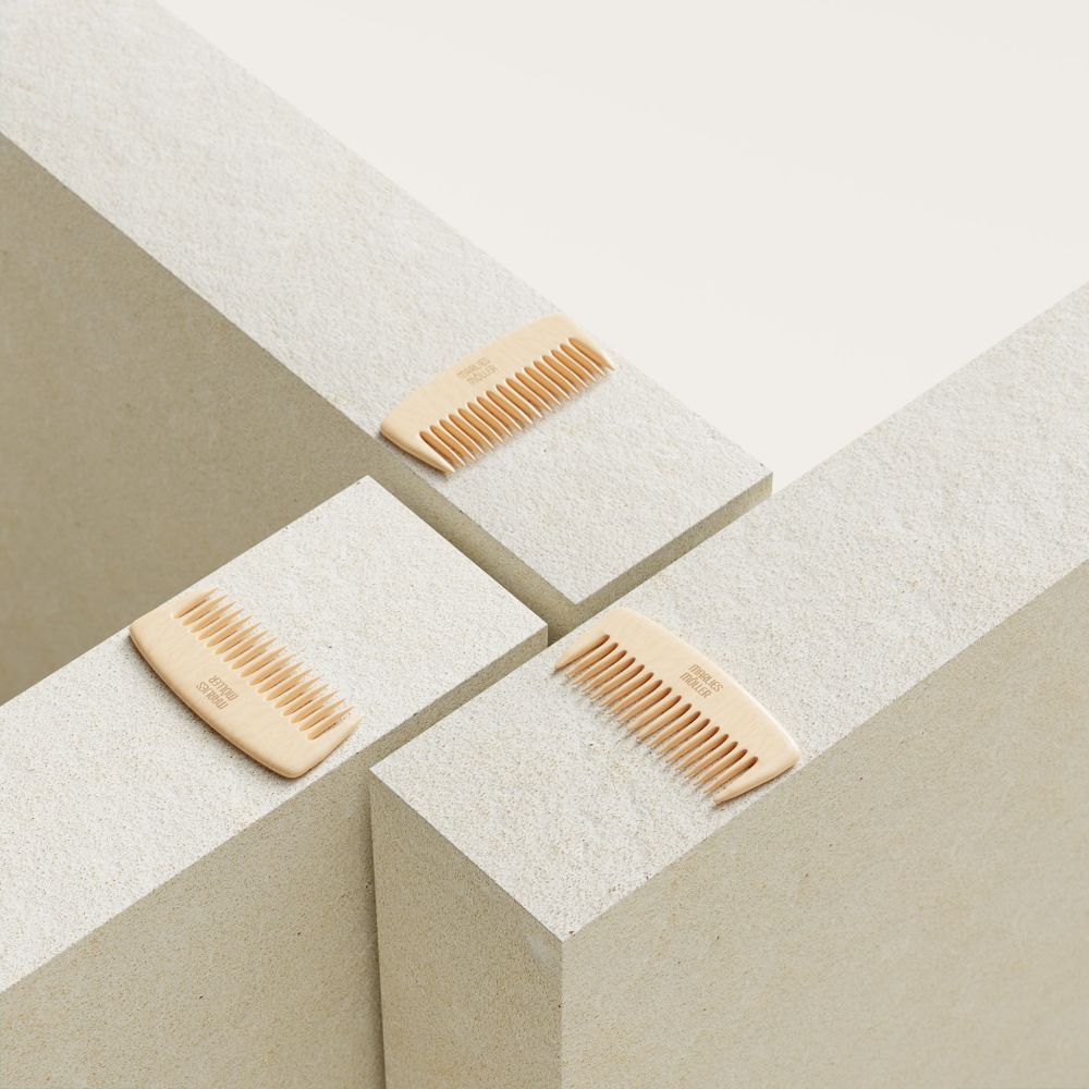 Trois peignes en bois sur des blocs blancs. "Marlies Möller" est inscrit sur chaque peigne.