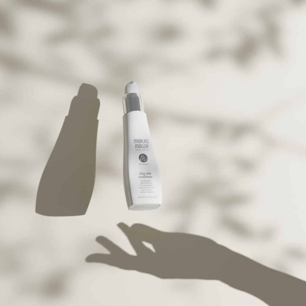 Flacon blanc avec pompe. Inscription: Marlies Möller, Pashmisilk Silky Milk Conditioner. Ombre.