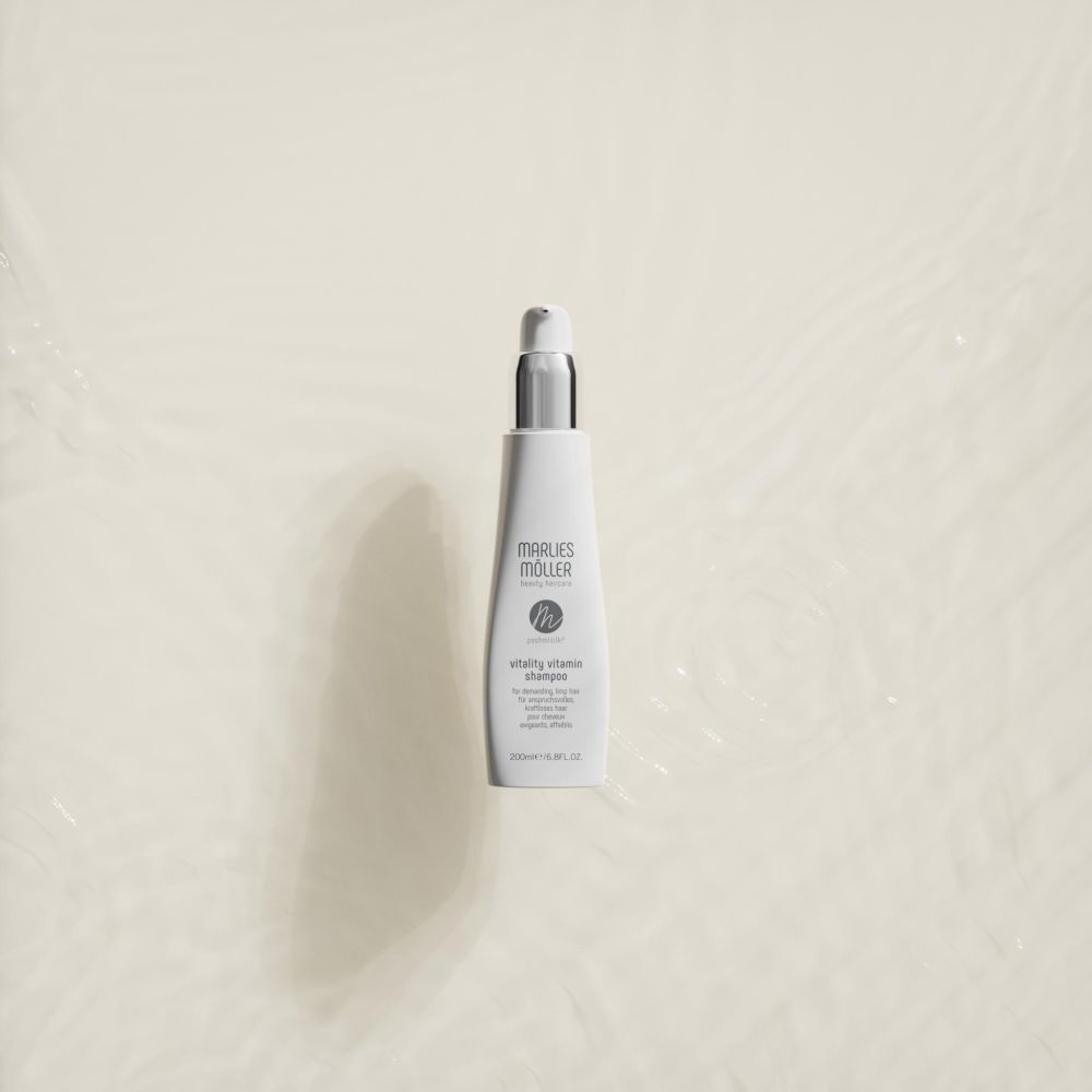 Flacon blanc avec bouchon argenté. Inscription: Marlies Müller, Pashmisilk Vitality Vitamin Shampoo. 200ml.