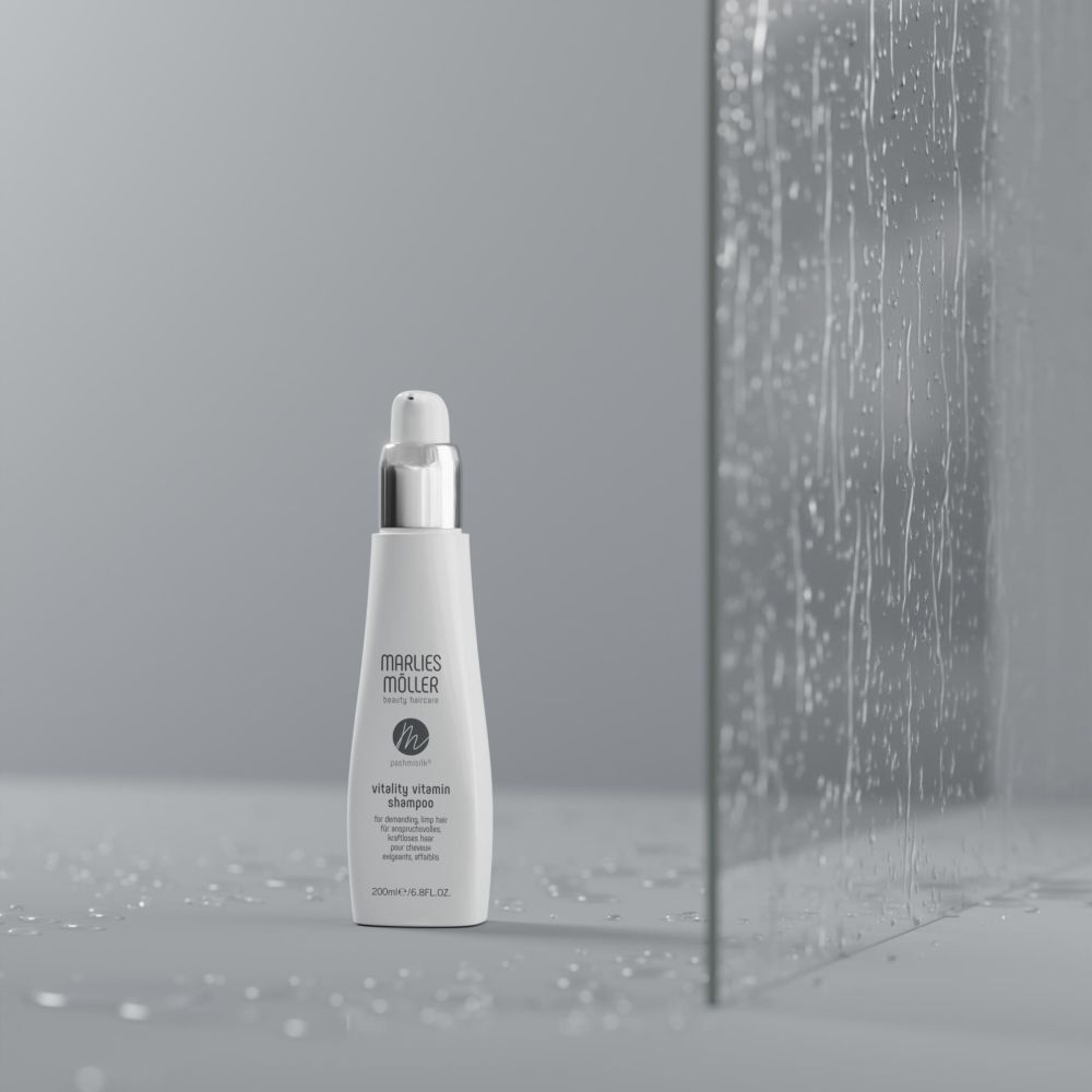 Flacon blanc avec bouchon argenté. Inscription: Marlies Müller, Pashmisilk Vitality Vitamin Shampoo. 200ml.