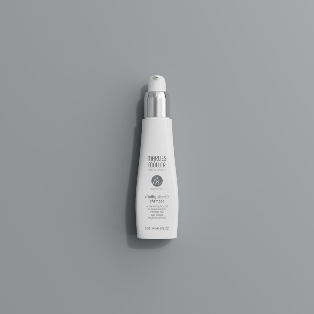 Flacon blanc avec bouchon argenté. Inscription: Marlies Müller, Pashmisilk Vitality Vitamin Shampoo. 200ml.
