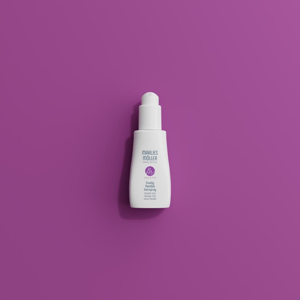 Bouteille de spray Marlies Möller Finally Flexible sur fond violet.
