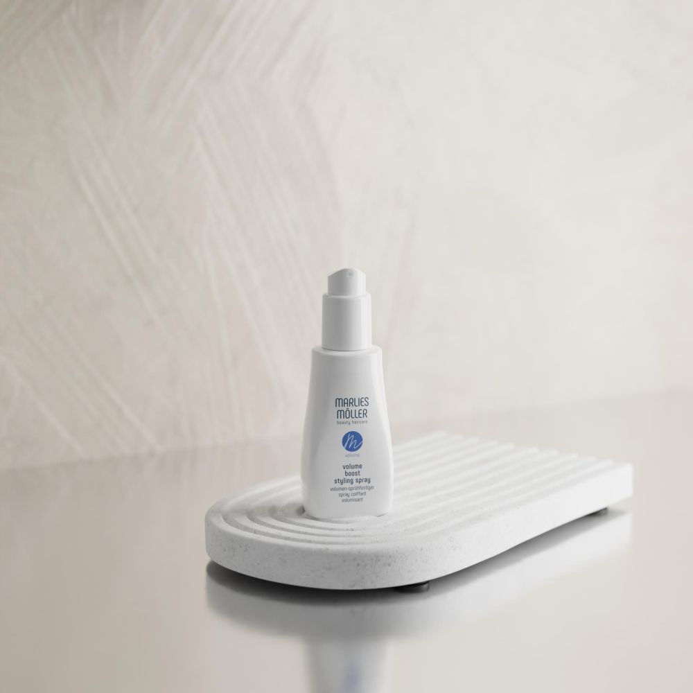 Spray blanc Marlies Möller sur socle blanc. Texte: Volume Boost Styling Spray.