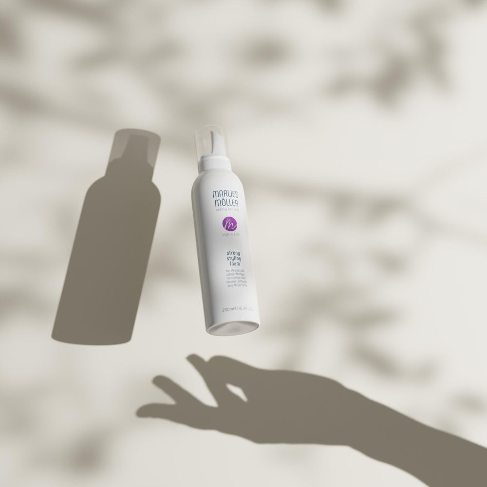 Flacon blanc avec ombre. Inscription: Marlies Möller, Style & Hold, Strong Styling Foam. 200ml.