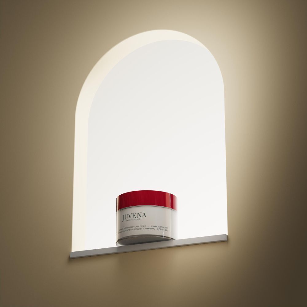 Pot de crème à couvercle rouge dans une niche. Logo Juvena visible.