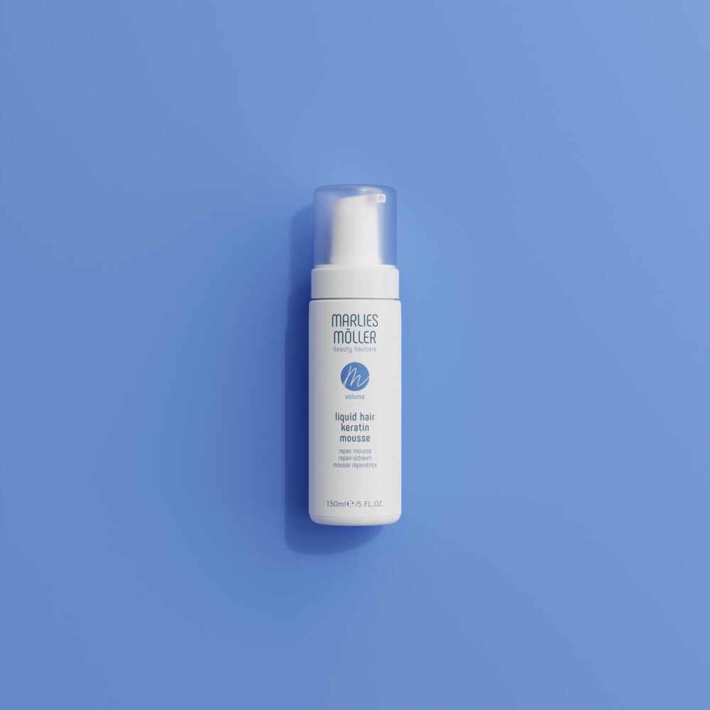 Marlies Möller Liquid Hair Repair Keratin Mousse sur fond bleu.