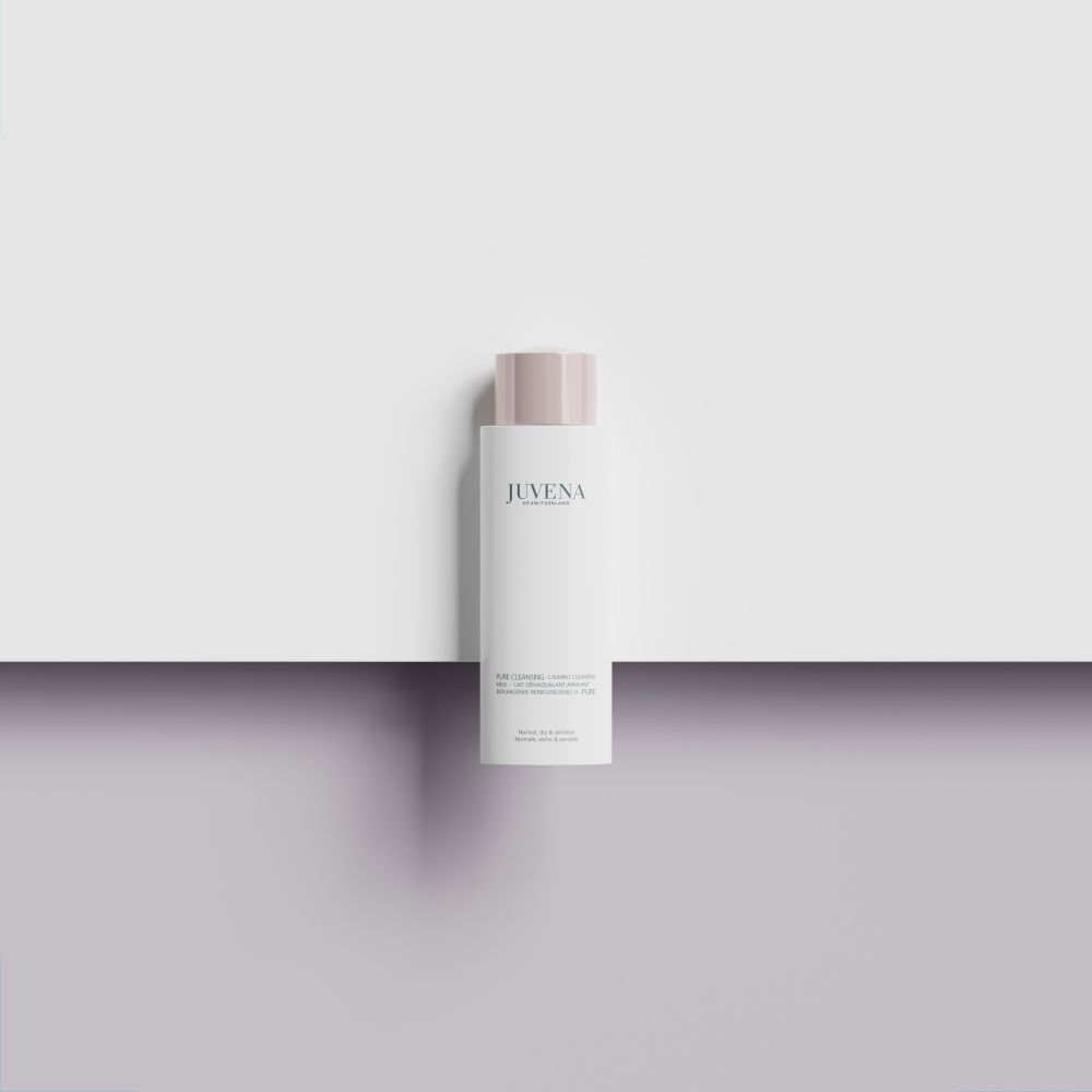 Bouteille de Lait Démaquillant Juvena sur une surface blanche avec bordure grise.