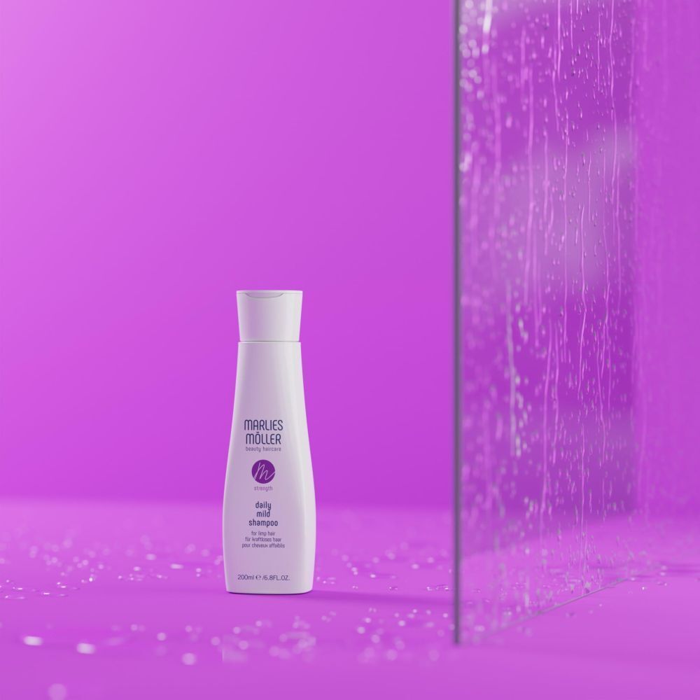 Flacon de shampooing sur fond violet et verre. Inscription : Marlies Möller, Daily Mild Shampoo. 200ml.