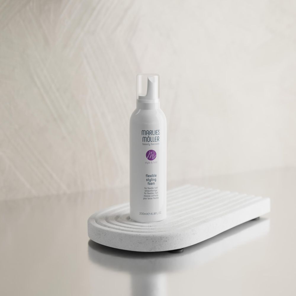 Flacon blanc sur socle blanc. Inscription : Marlies Möller, Style & Hold, Flexible Styling Foam. 200ml.