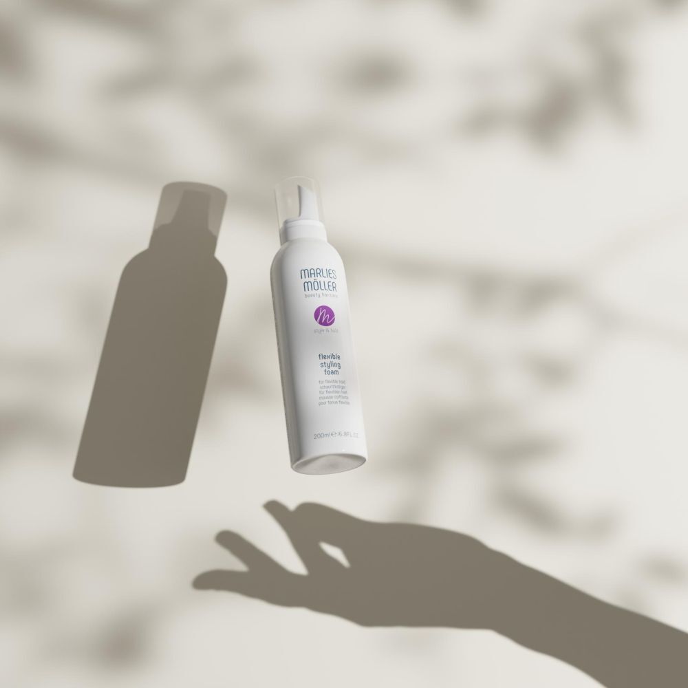 Flacon blanc avec ombre. Inscription : Marlies Möller, Style & Hold, Flexible Styling Foam. 200ml.