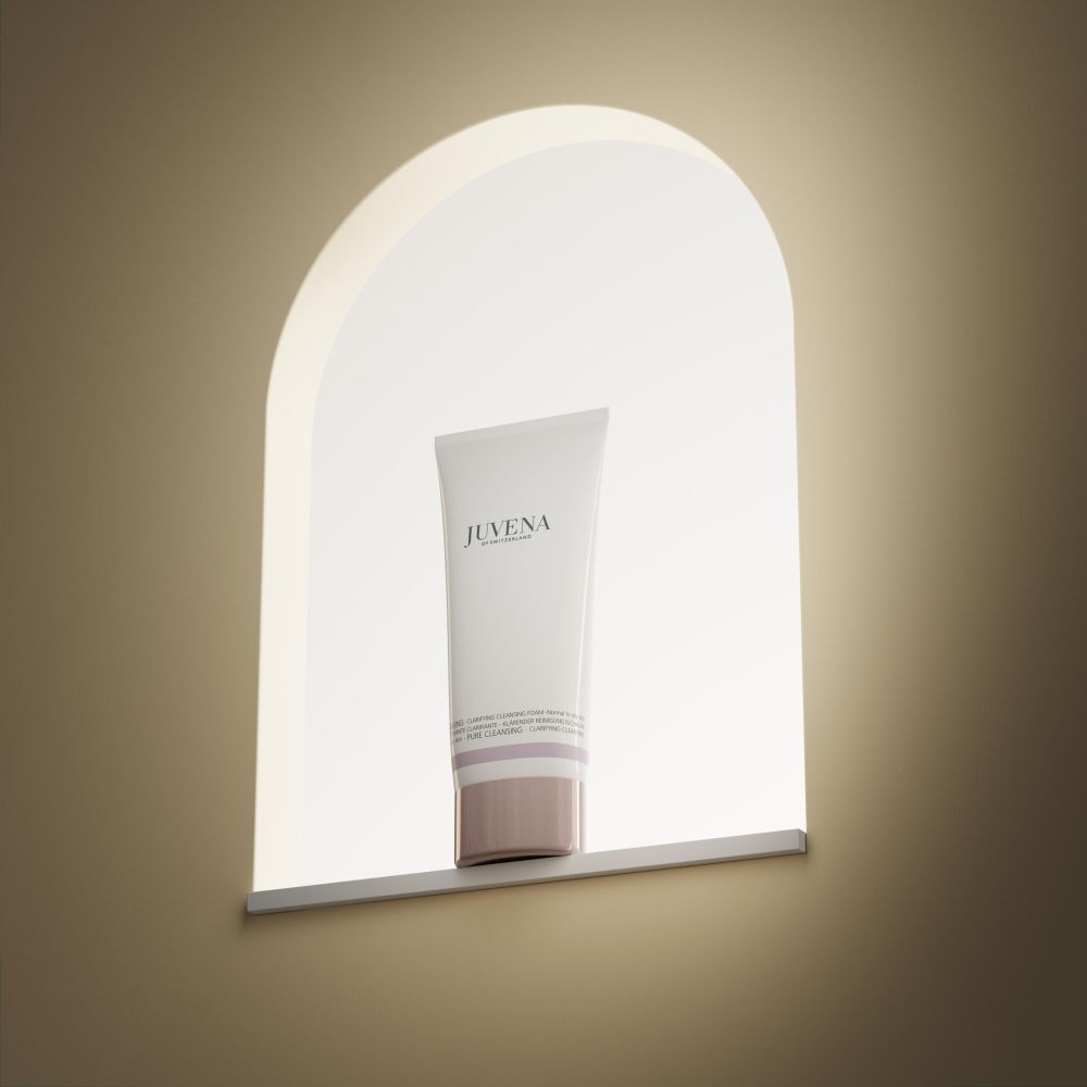 Tube blanc dans une niche. Nom du produit et marque visibles. Bouchon gris.