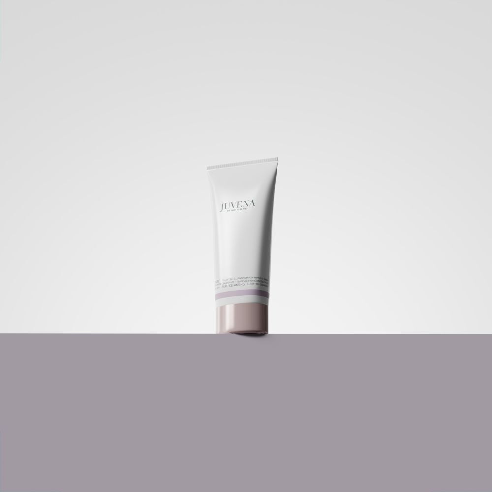 Tube blanc avec nom de produit et marque. Bouchon gris. Sur fond blanc et violet.