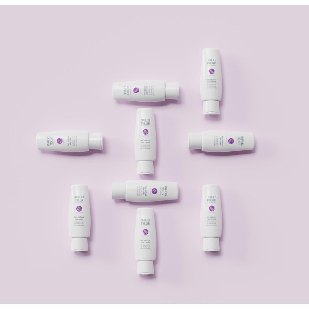 Plusieurs tubes MARLIES MÖLLER Hair Reshape Wax Cream sur fond lilas. Logo et texte violets.