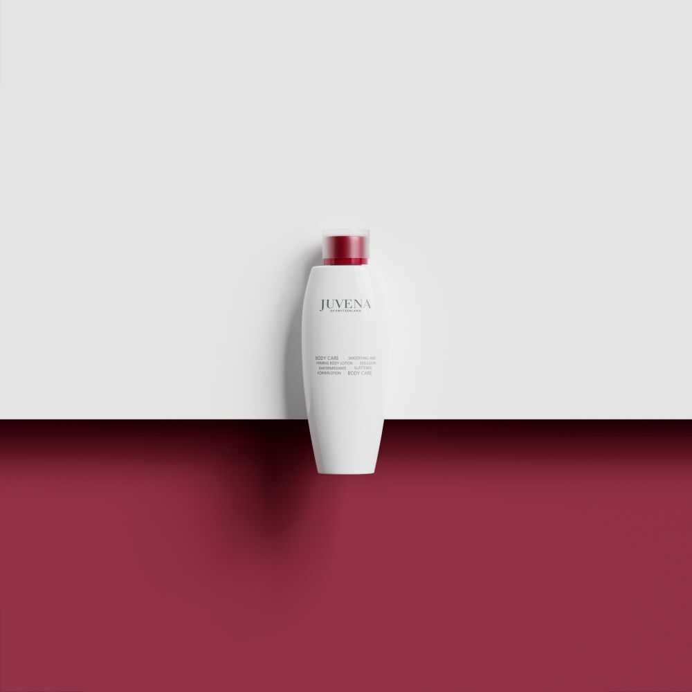 Flacon blanc, bouchon rouge sur fond blanc et rouge. Marque: Juvena. Produit: Body Lotion.