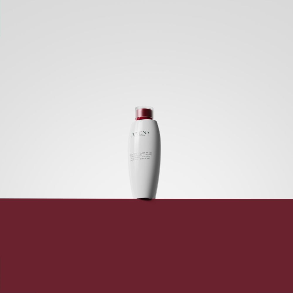 Flacon blanc, bouchon rouge sur fond blanc et rouge. Marque: Juvena. Produit: Body Lotion.