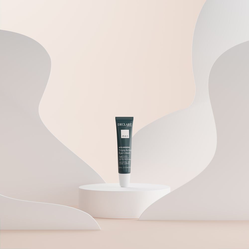 Présentation du produit. Tube bleu DECLARÉ sur socle blanc. Fond avec formes blanches.