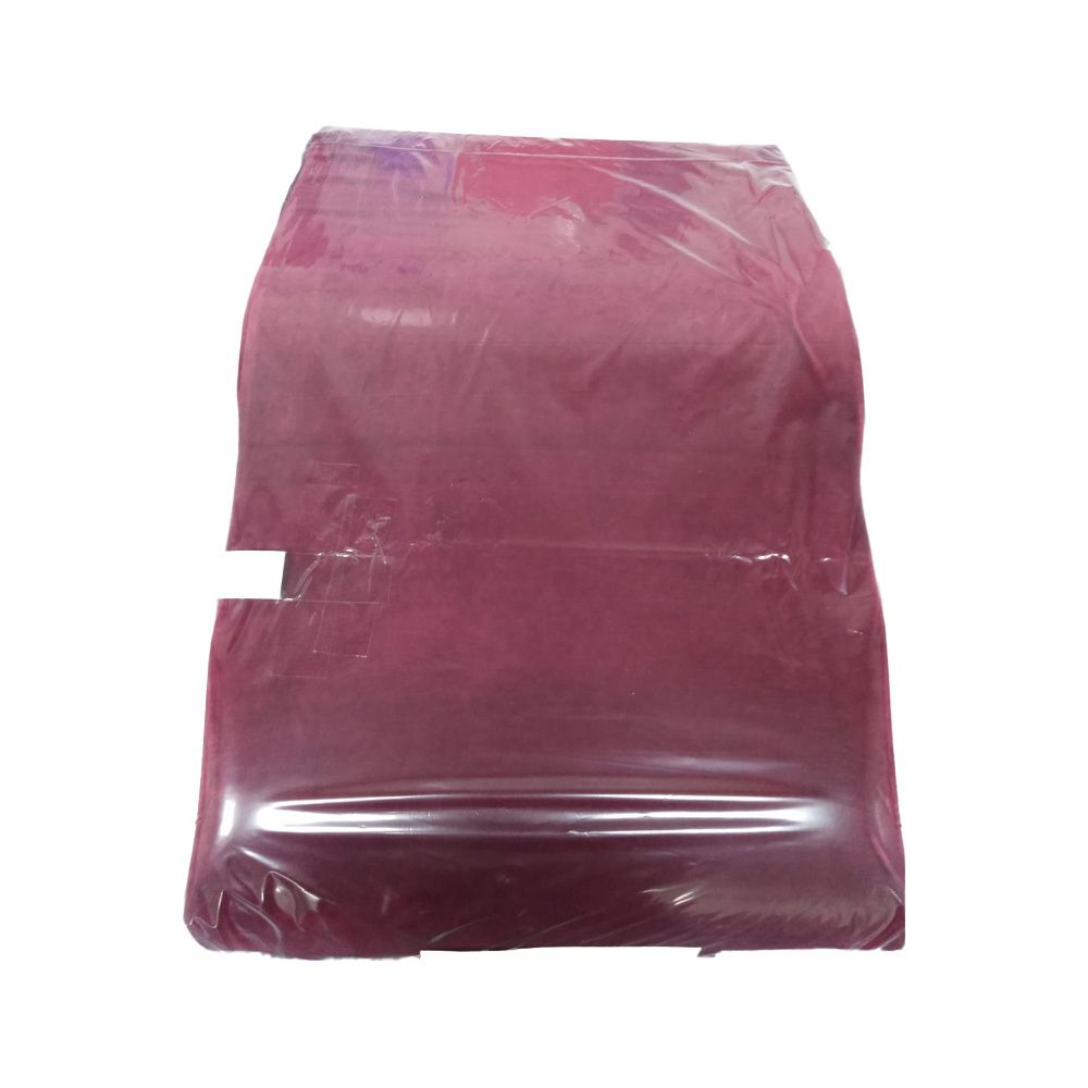 Coussin bordeaux emballé dans du film plastique. Forme rectangulaire. Couture visible. Produit dans un film protecteur.