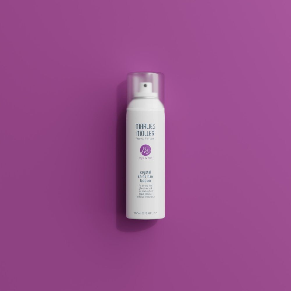 Marlies Möller Laque Crystal Shine sur fond violet.