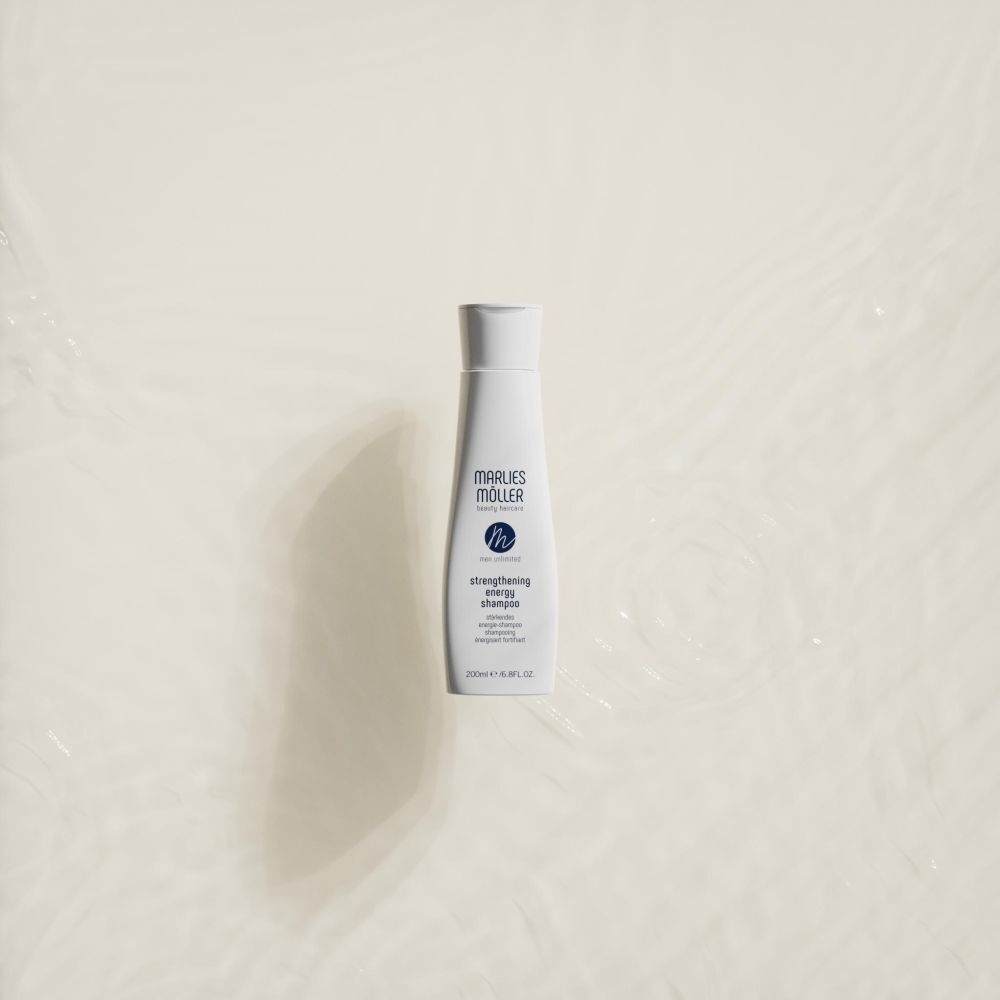 Marlies Möller Strengthening Energy Shampoo dans l'eau.