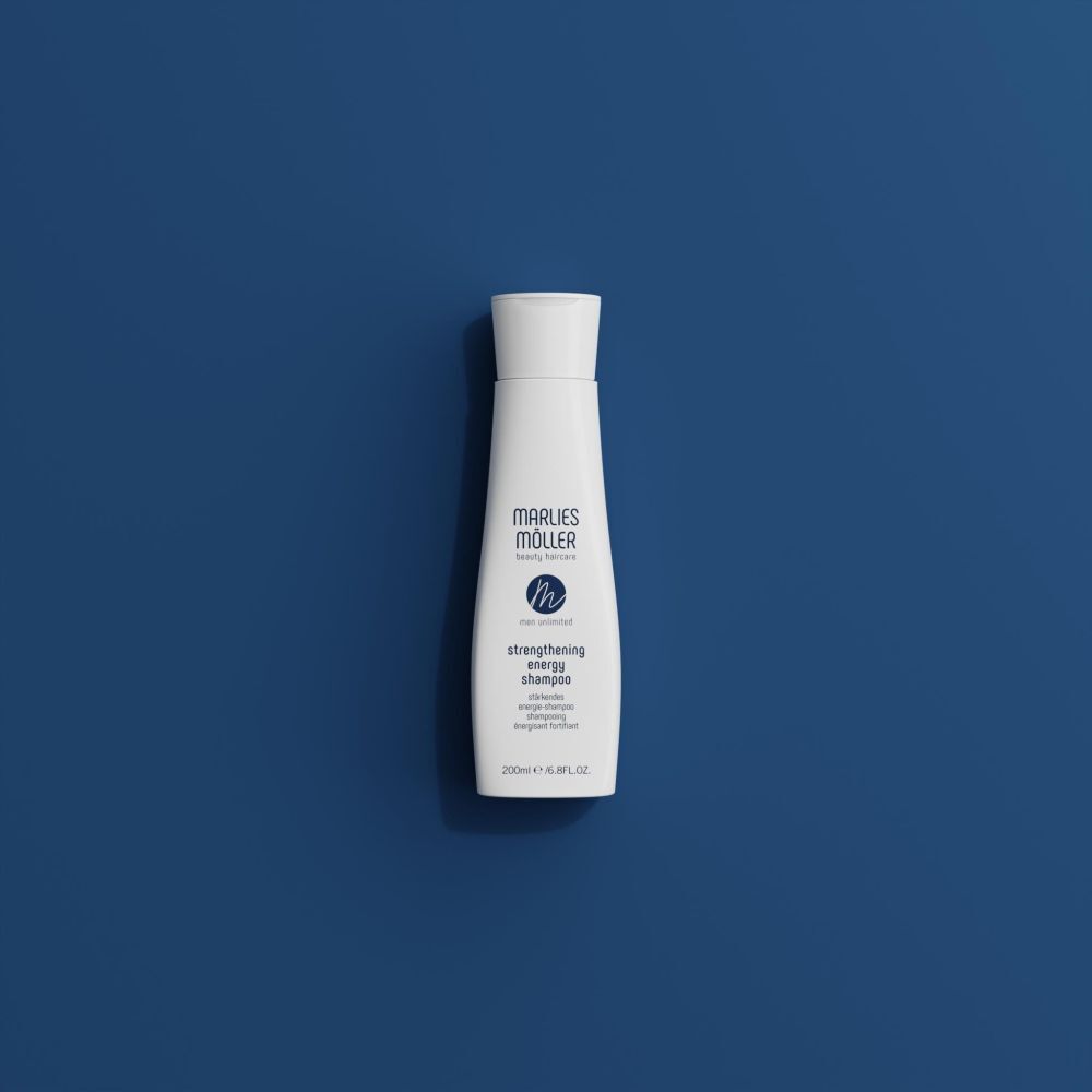 Marlies Möller Strengthening Energy Shampoo sur fond bleu.