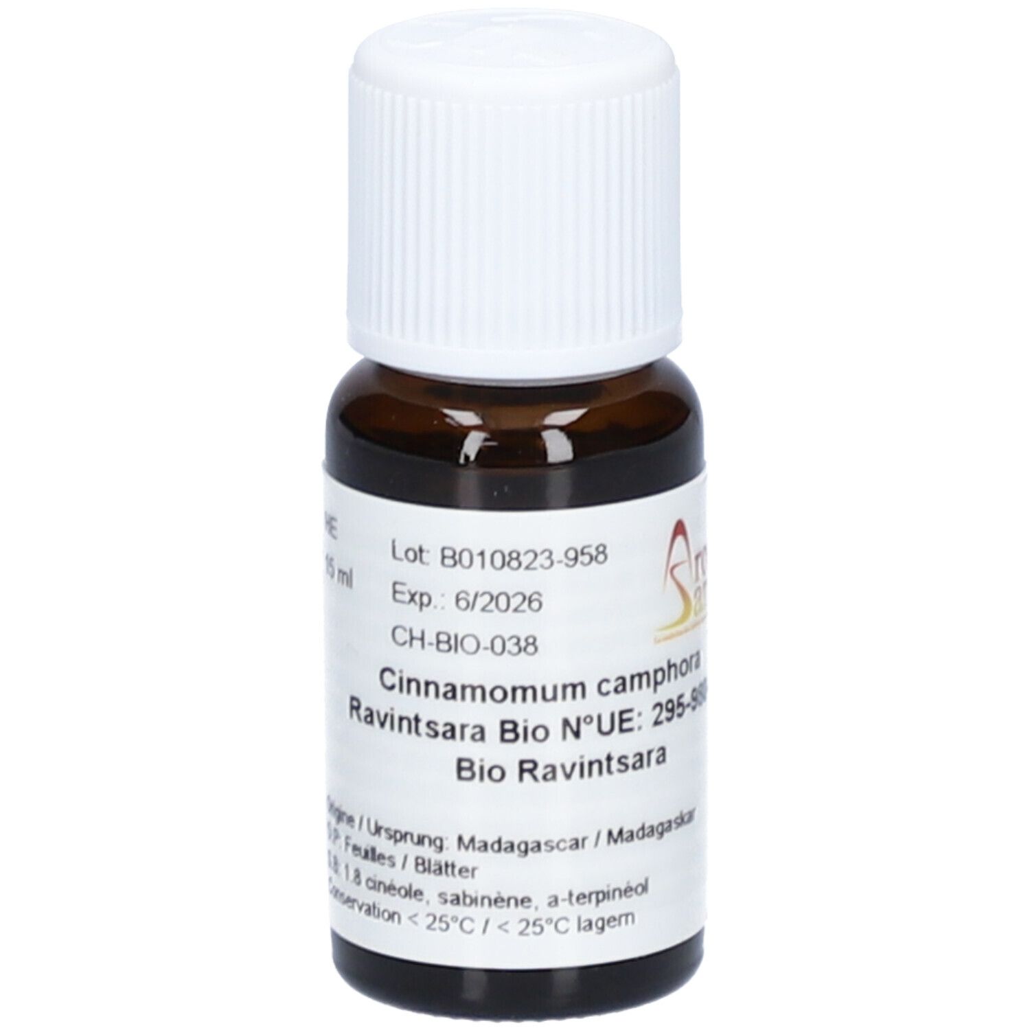 Flacon en verre brun avec bouchon blanc. Étiquette avec informations et logo. Aromasan Huile essentielle Ravintsara bio.