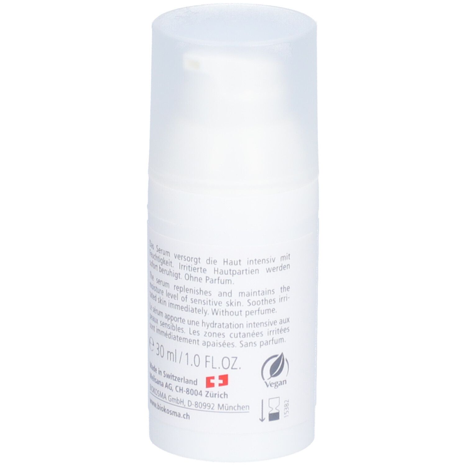 Flacon blanc avec vaporisateur. BIOKOSMA Sérum hydratant Sensitive. Inscription : 30 ml/1.0 fl.oz. Label vegan. Fabriqué en Suisse.
