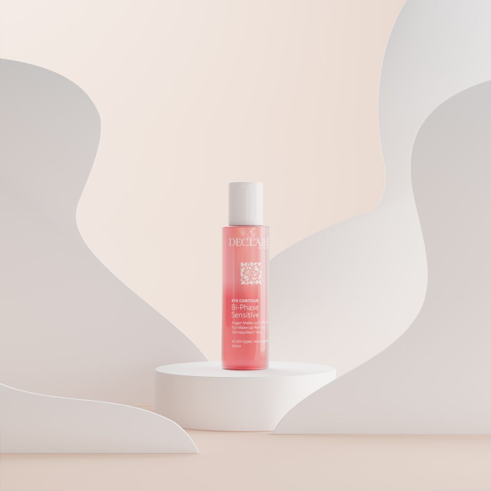 Liquide rose en flacon sur un socle. Fond avec des formes blanches ondulées.