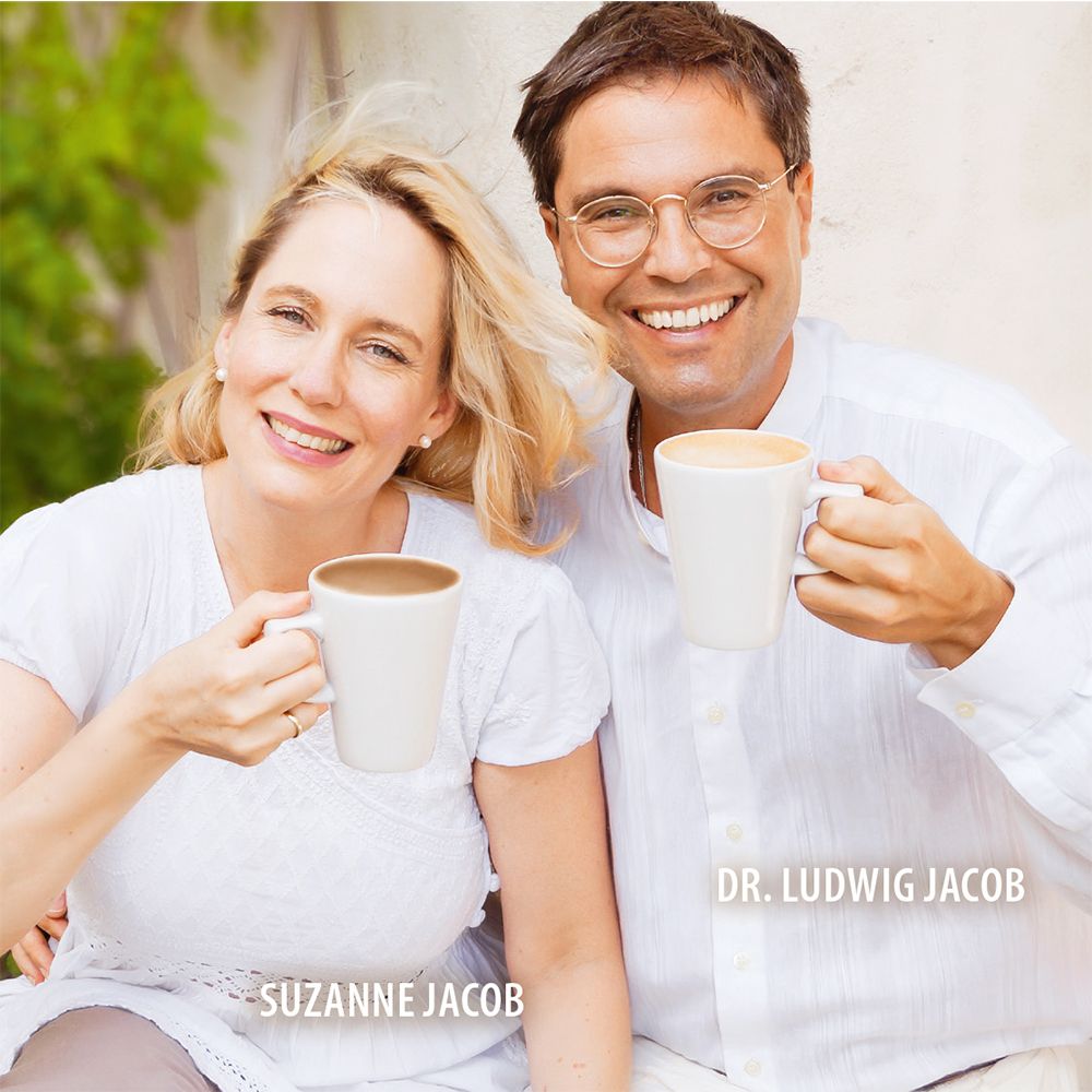 Deux personnes tiennent des tasses à café. Dr. Ludwig Jacob et Suzanne Jacob. Tenue blanche.