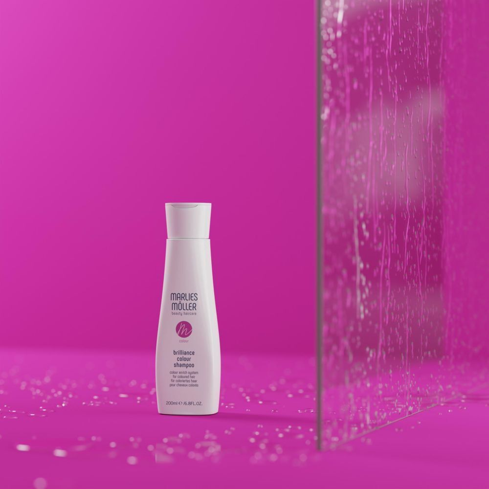 Flacon blanc de shampooing Marlies Möller. Sur fond rose. Texte: Colour Brilliance Shampoo. Eau.