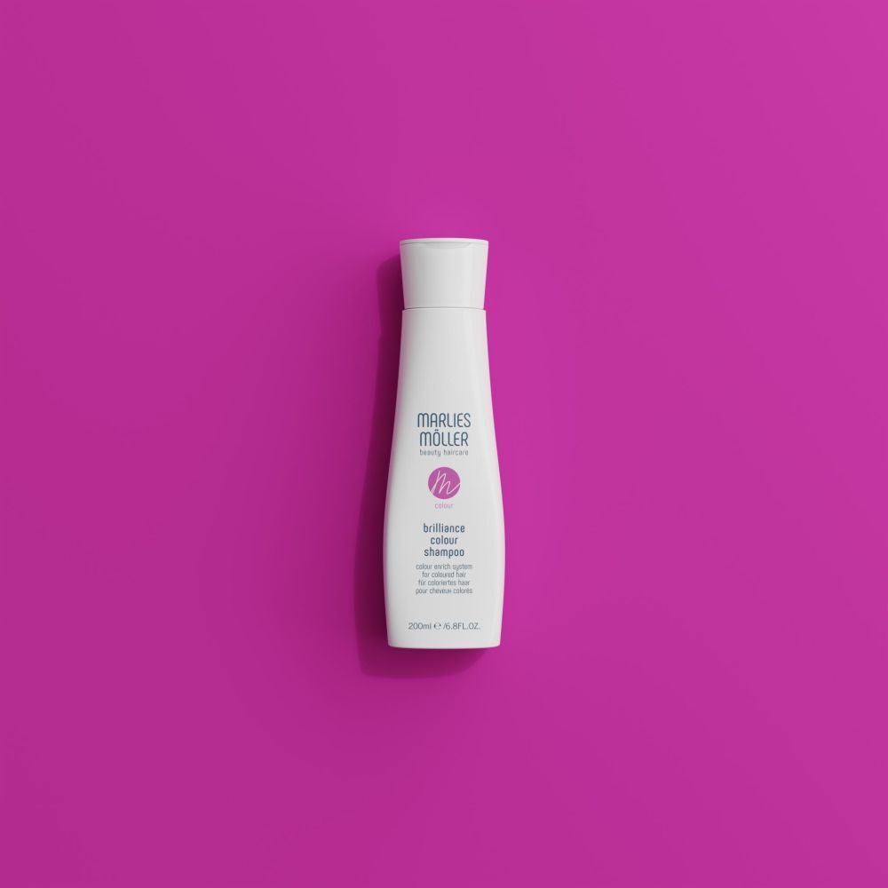 Flacon blanc de shampooing Marlies Möller. Sur fond rose. Texte: Colour Brilliance Shampoo. 200ml.