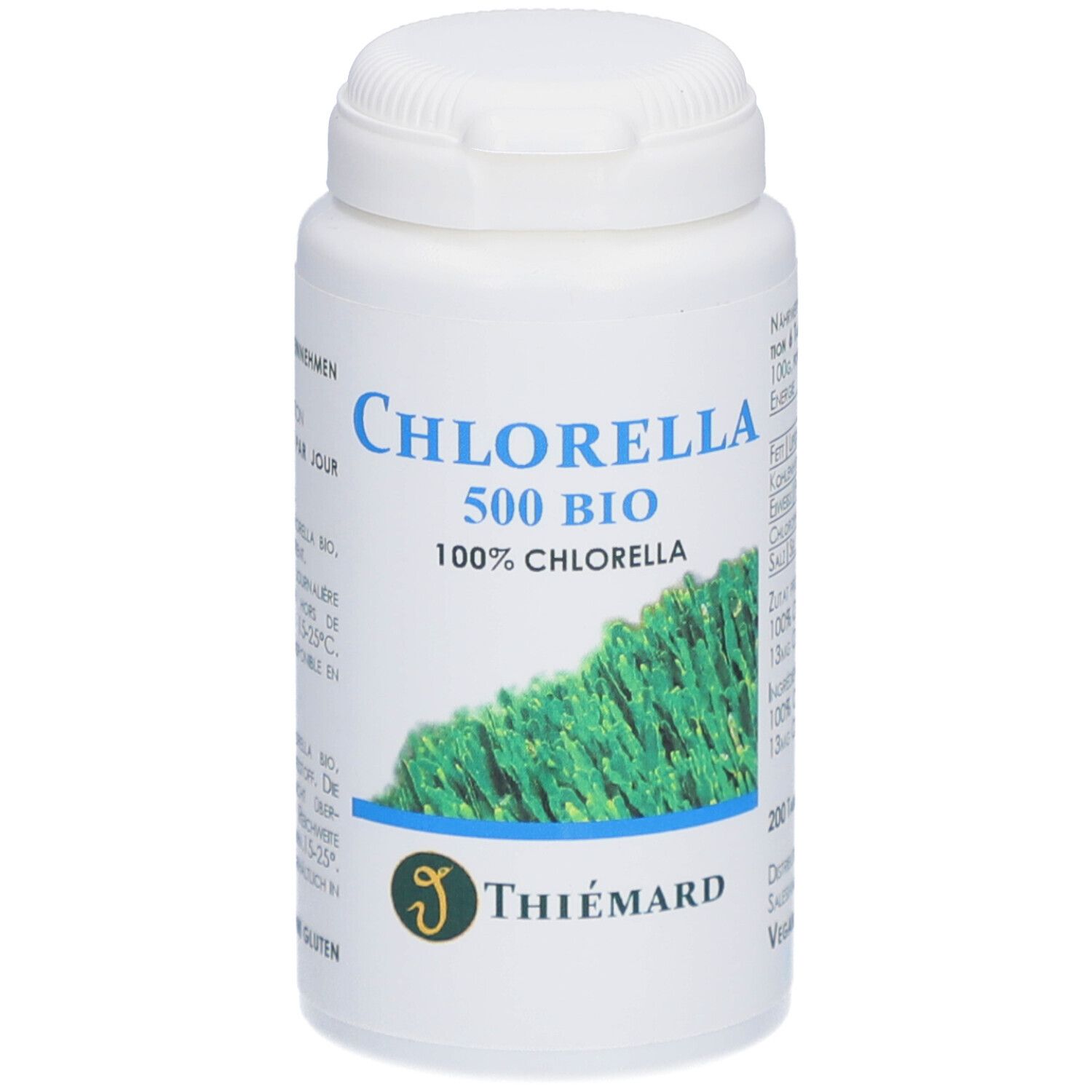 Flacon blanc avec étiquette bleue. Inscription: Chlorella 500 BIO, 100% Chlorella. Logo: Thiemard.