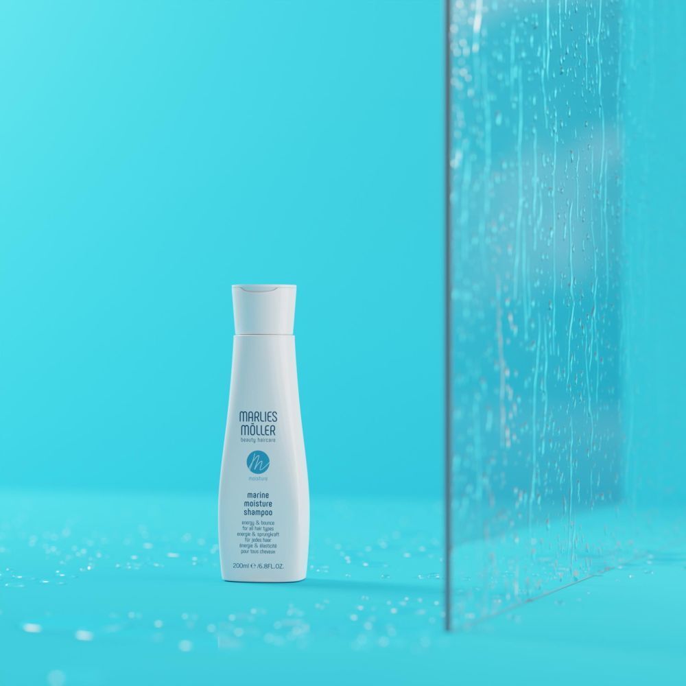 Bouteille blanche Marlies Möller Marine Moisture Shampoo avec logo et texte bleus.