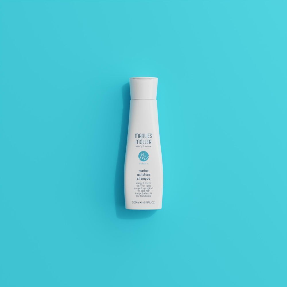 Bouteille blanche Marlies Möller Marine Moisture Shampoo avec étiquette bleue, 250ml.