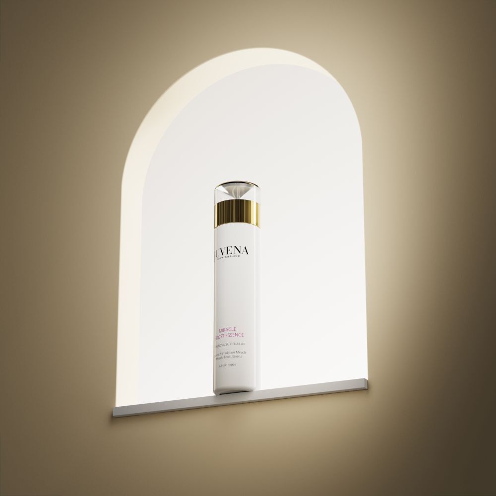 Flacon blanc avec bouchon doré. Juvena Miracle Boost Essence. Dans une niche.