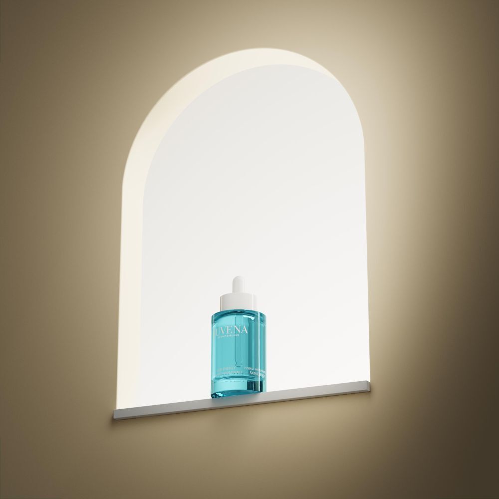 Flacon turquoise avec bouchon blanc et pipette. Dans une niche avec lumière.
