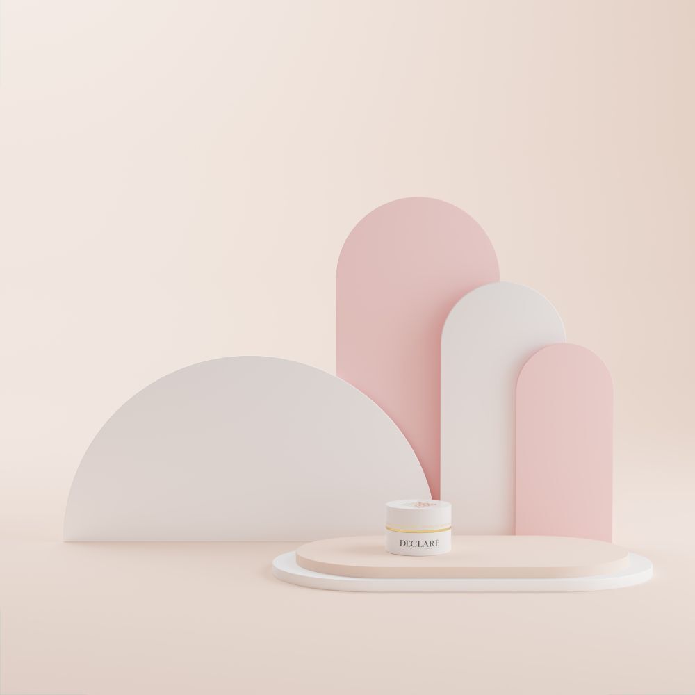 Pot blanc sur un piédestal. Fond avec des formes roses et blanches. Logo DECLARÉ visible.