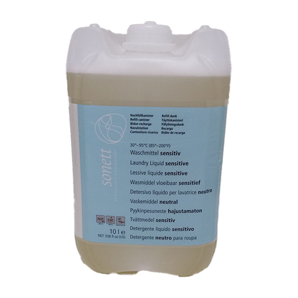 Bidon de lessive liquide. Inscription: Sonett, Lessive liquide sensitive. Étiquette bleu clair avec informations produit.