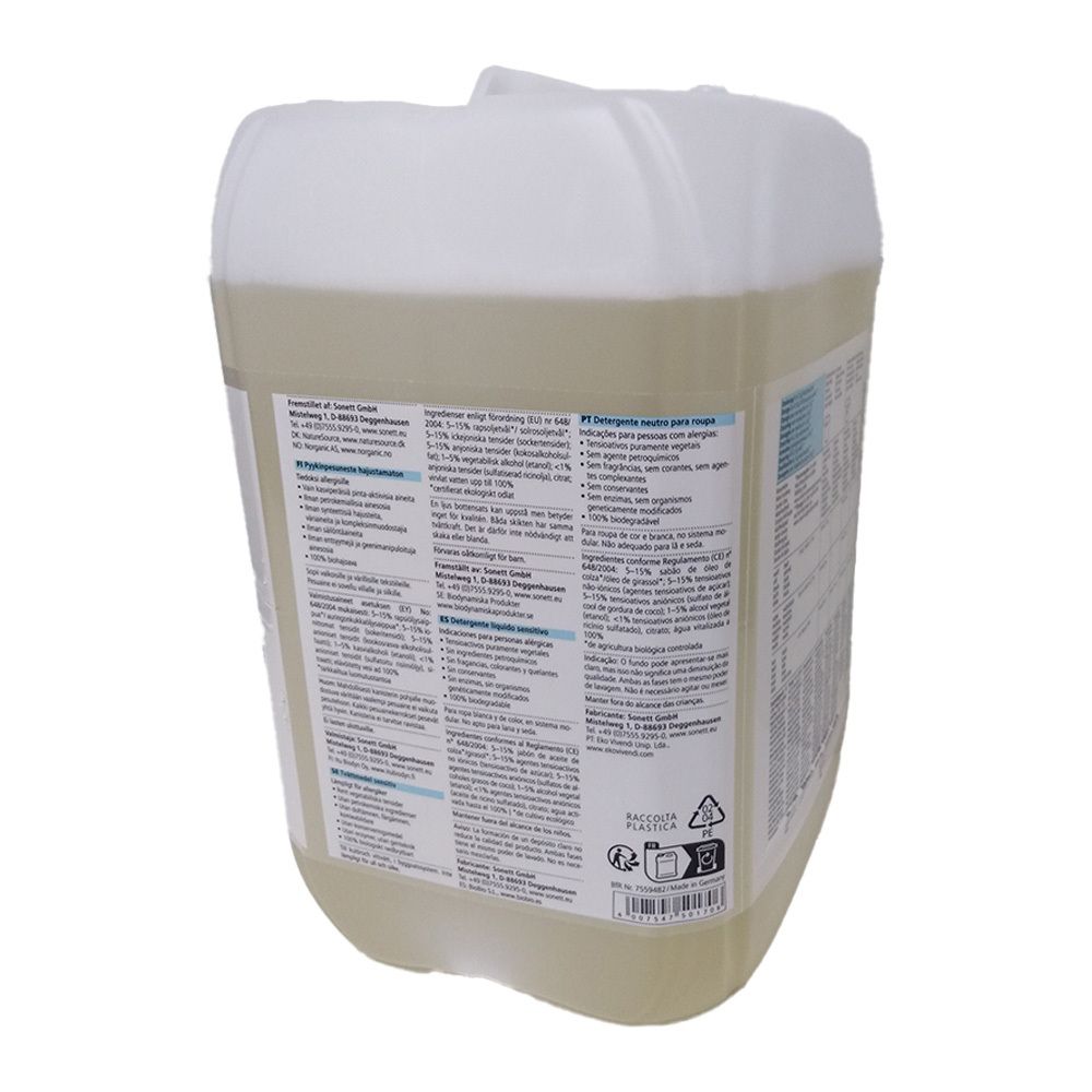 Dos d'un bidon de lessive liquide. Texte multilingue. Bidon blanc avec liquide jaune clair.