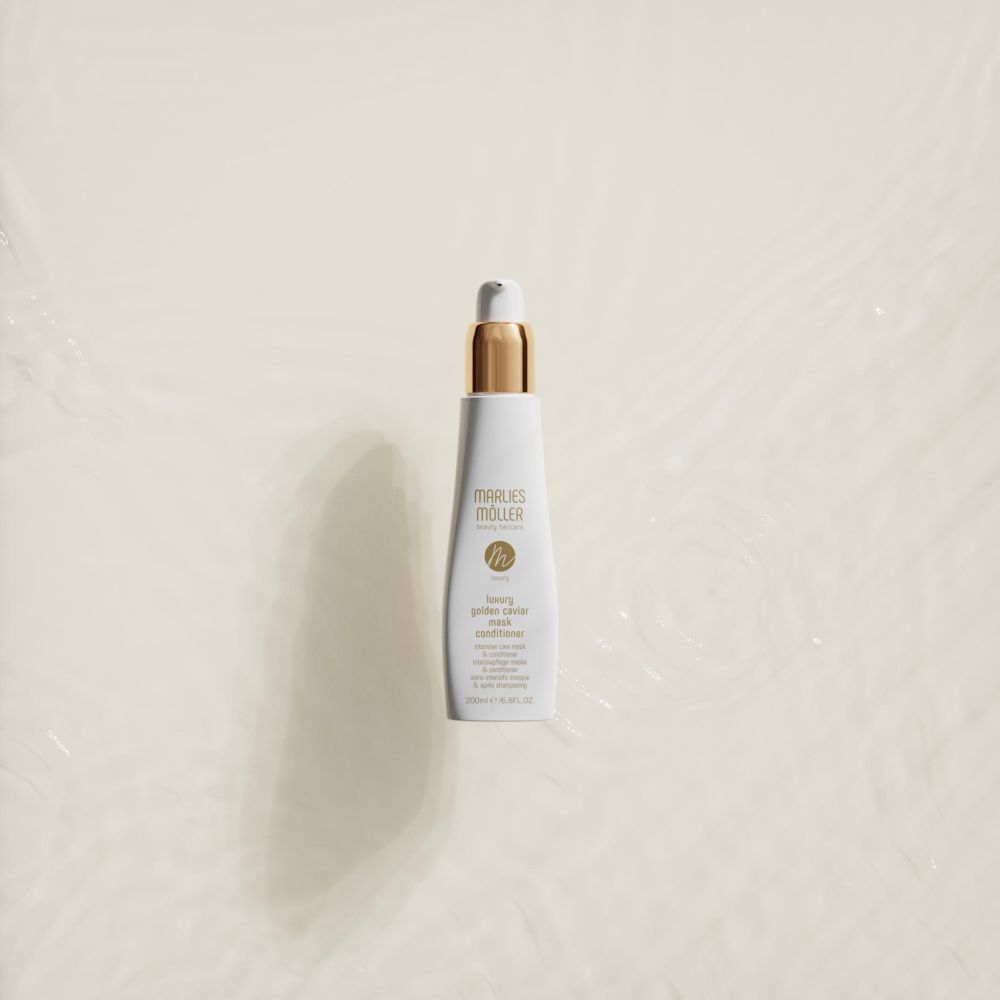 Flacon blanc avec bouchon doré. Inscription : Marlies Möller, Luxury Golden Caviar Mask Conditioner.