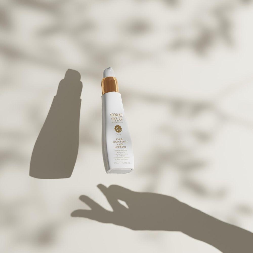 Flacon blanc avec bouchon doré. Inscription : Marlies Möller, Luxury Golden Caviar Mask Conditioner.