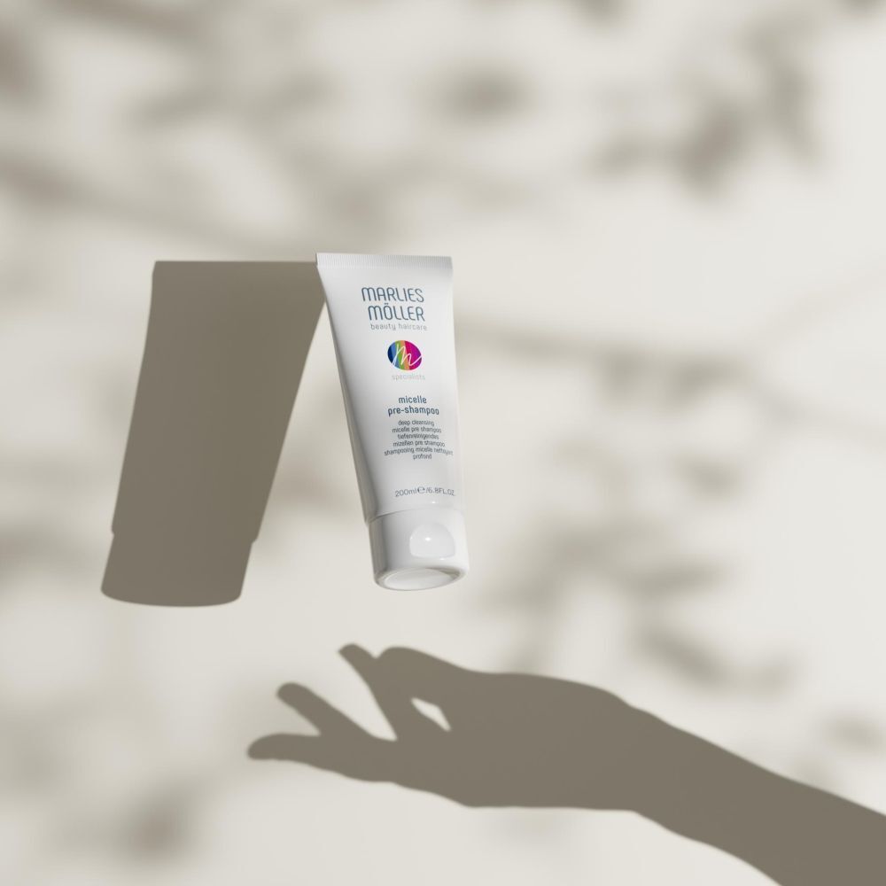Tube blanc avec ombre. Impression du produit: Marlies Möller beauty haircare, micelle pre-shampoo.
