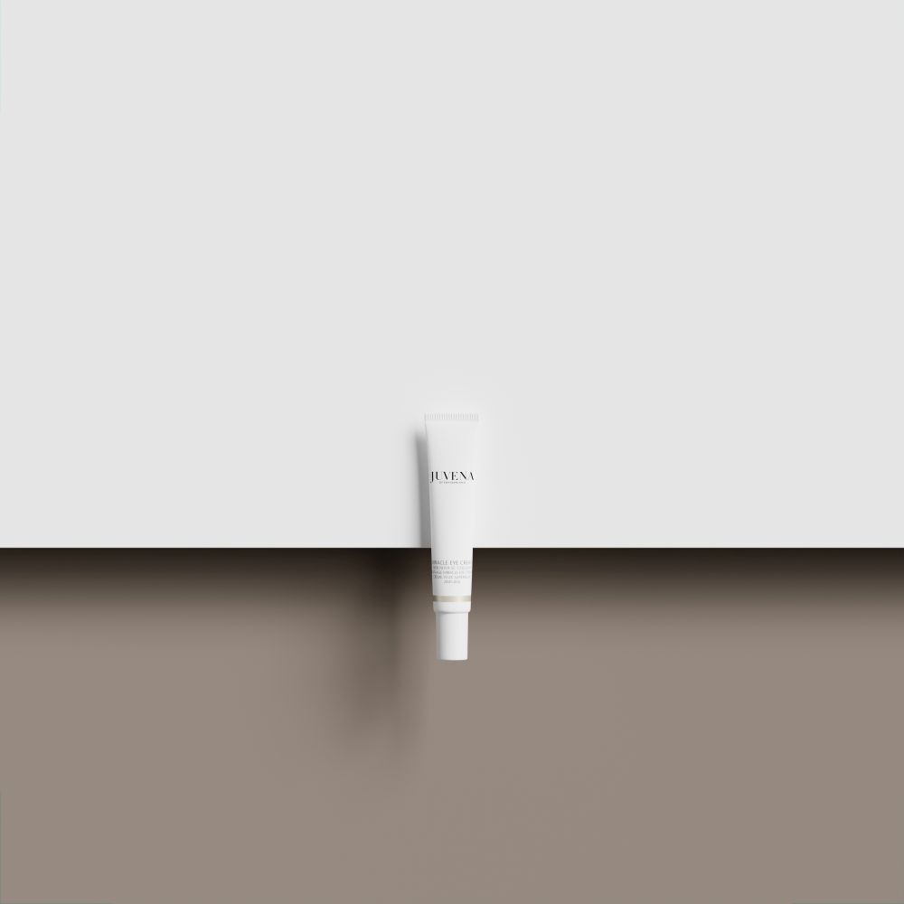 Tube blanc sur fond clair. Inscription: JUVENA.