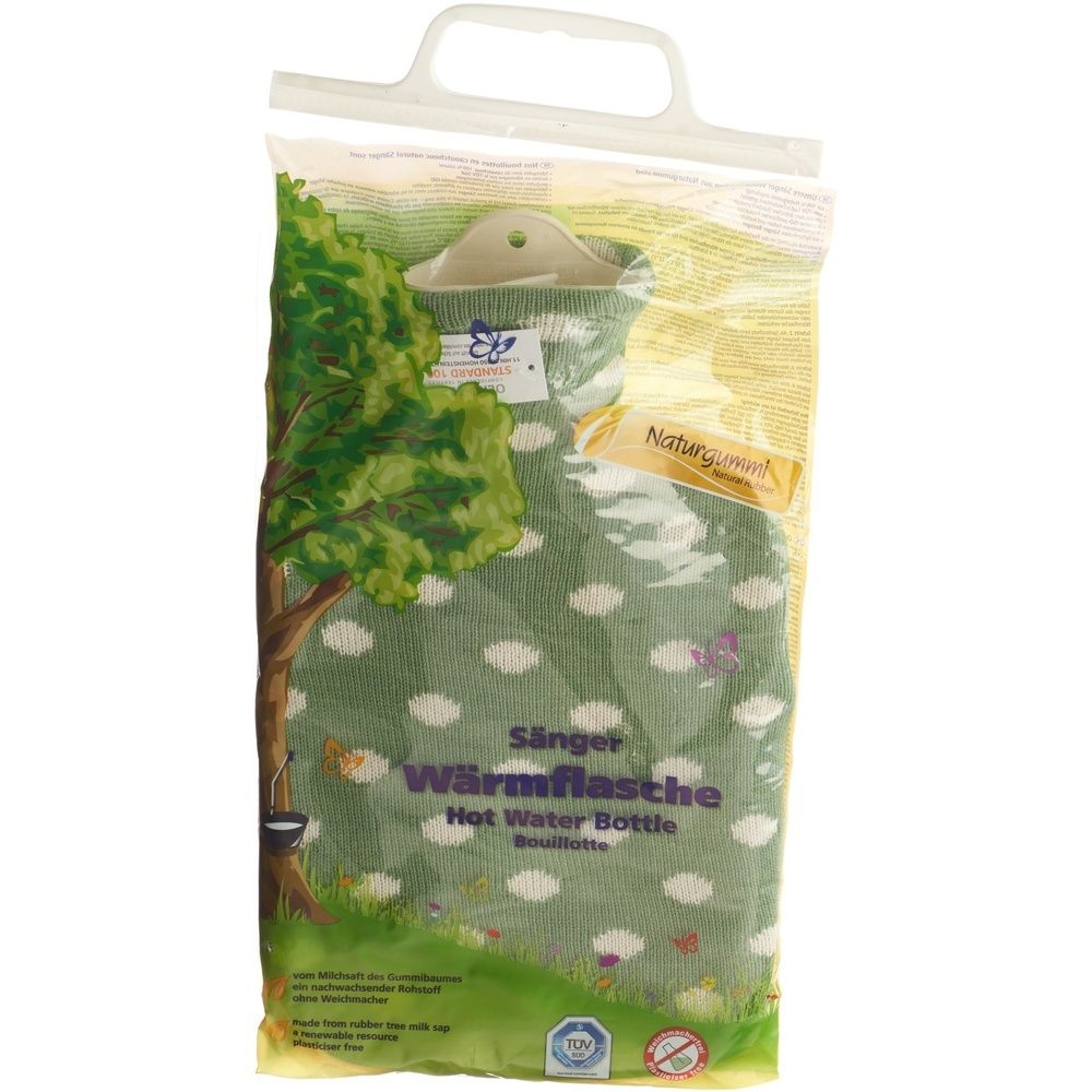 Bouillotte avec housse tricotée verte à pois blancs, dans un emballage plastique avec poignée. Inscription : SÄNGER Wärmflasche.