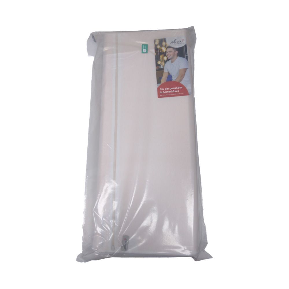 Oreiller cervical blanc dans un emballage transparent. Autocollant avec homme et texte.