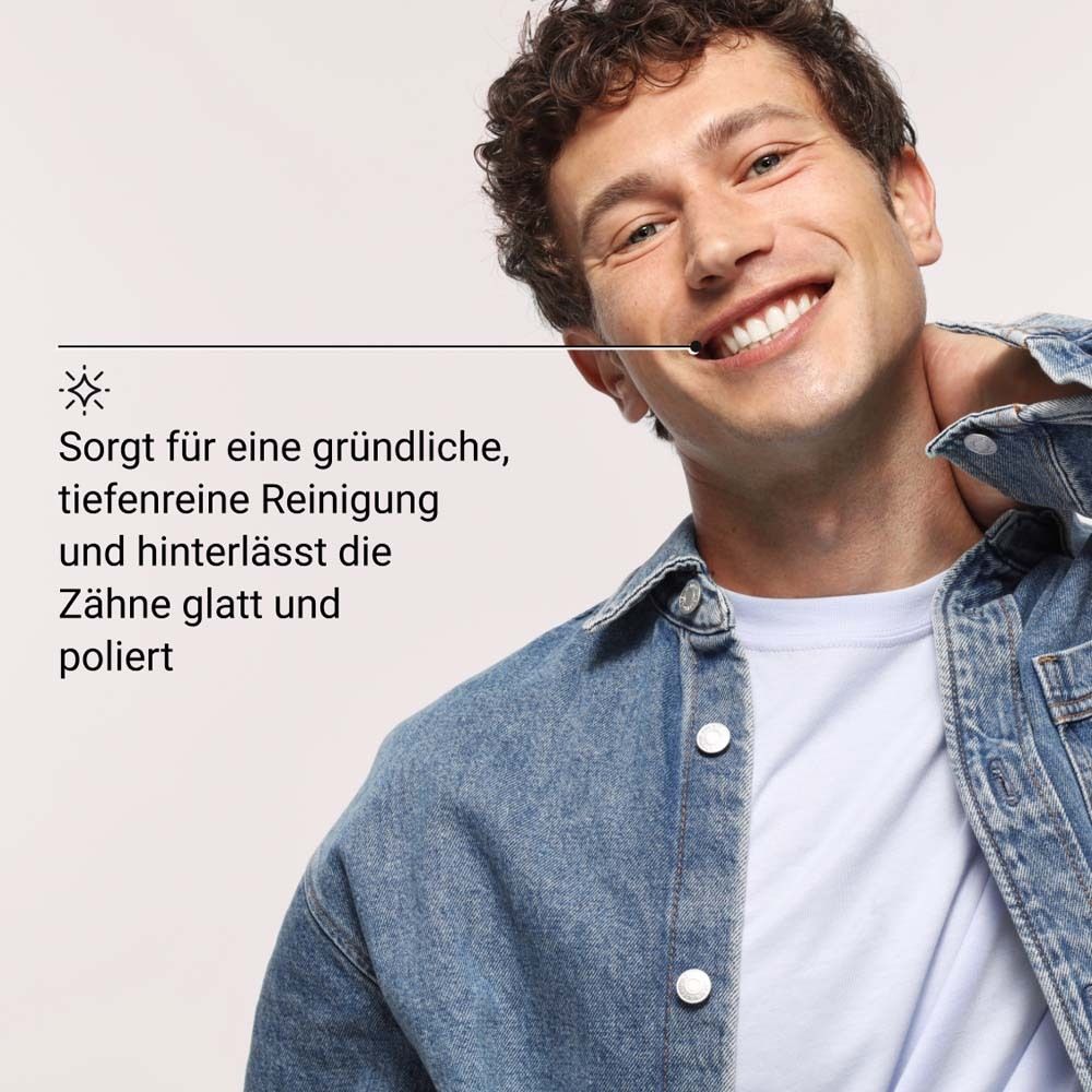 Homme souriant. Texte: Assure un nettoyage complet, en profondeur et laisse les dents lisses et polies.
