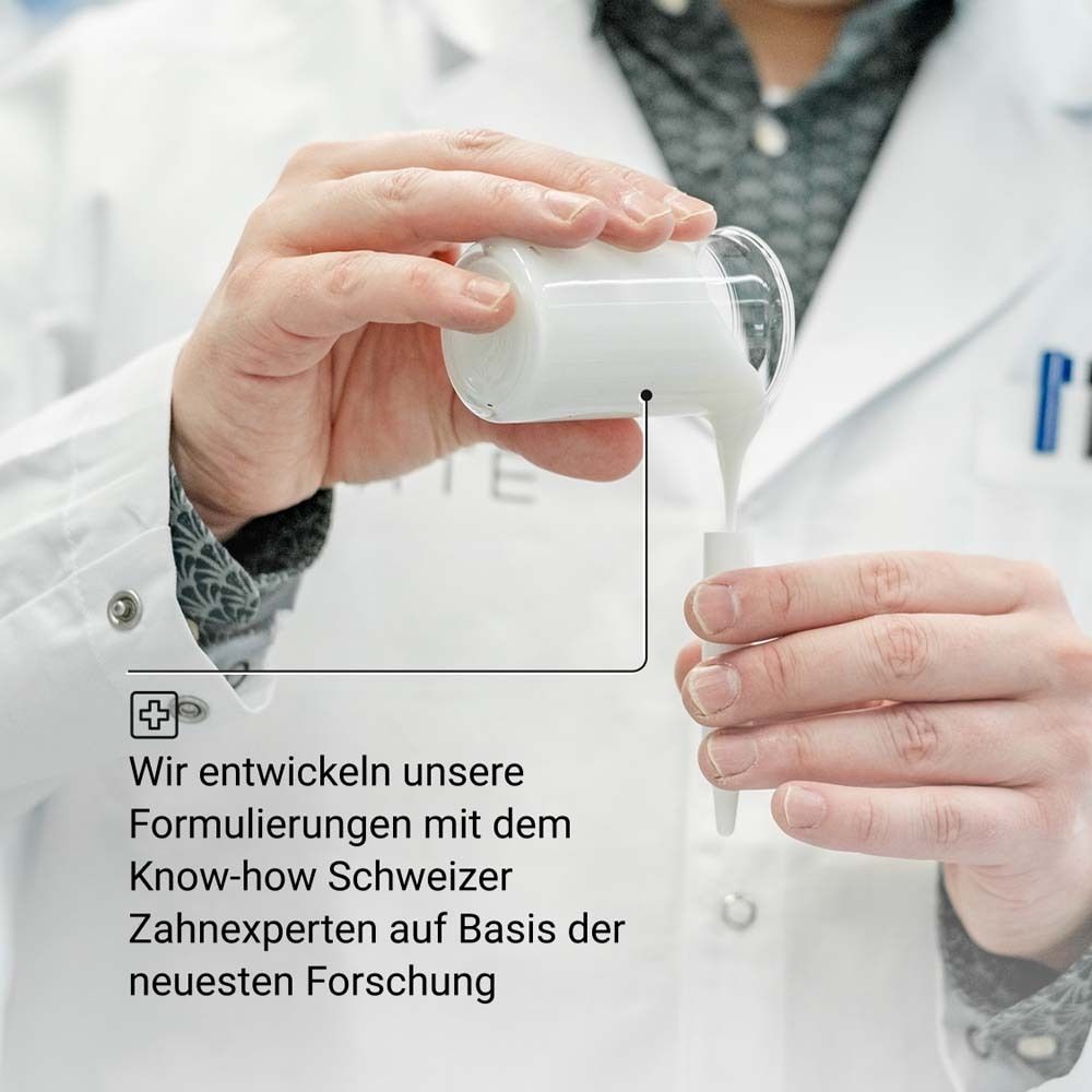 Mains versant du liquide dans un récipient. Texte: Nous développons nos formulations avec le savoir-faire des experts dentaires suisses.