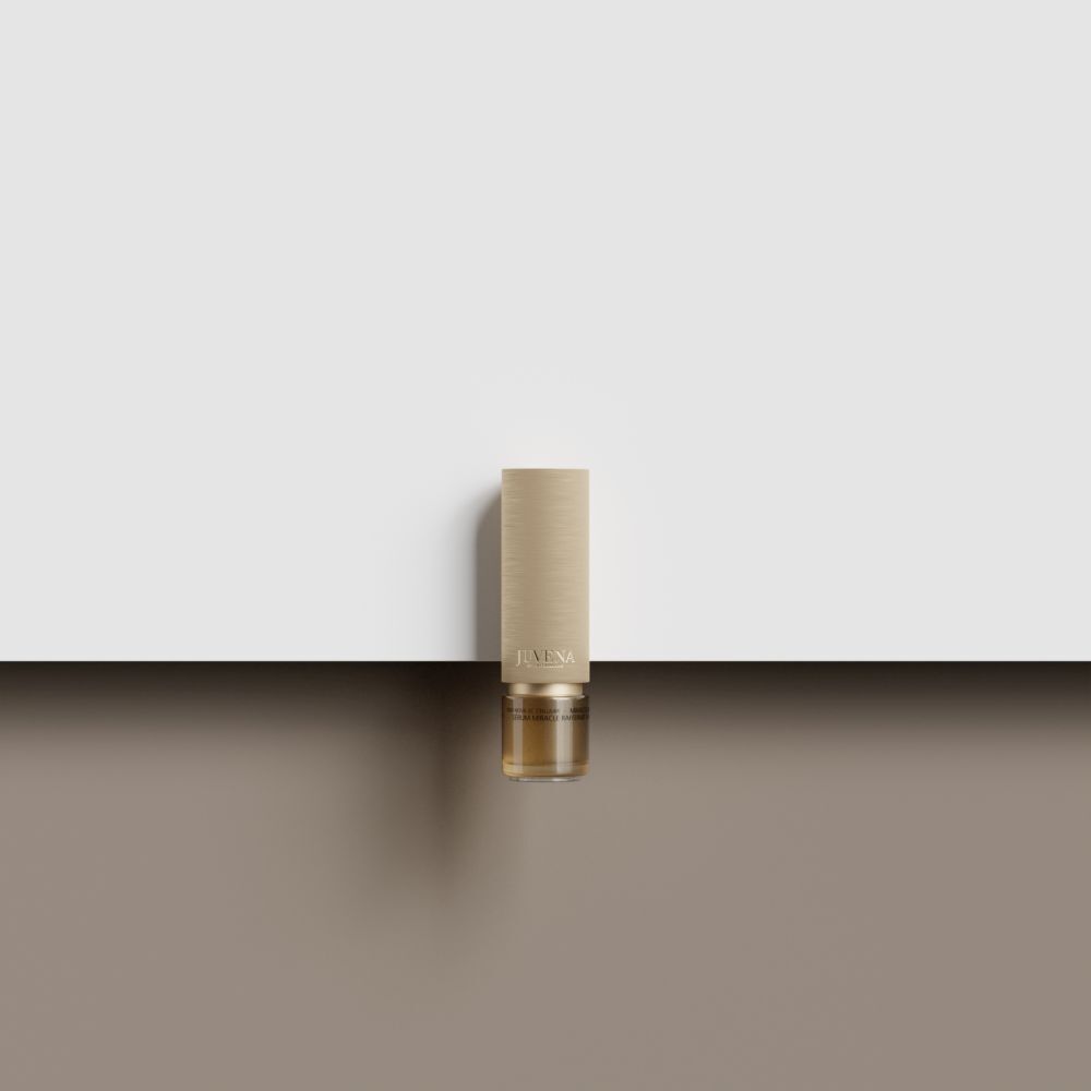 Flacon de sérum avec bouchon doré. Sur une surface blanche.